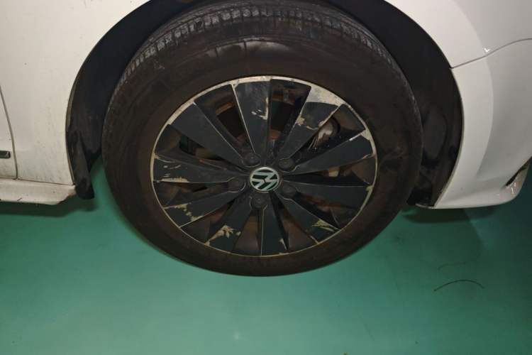 Used Volkswagen Sagitar 2015 230TSI Automatic Luxury Model Right Front Wheel Hub