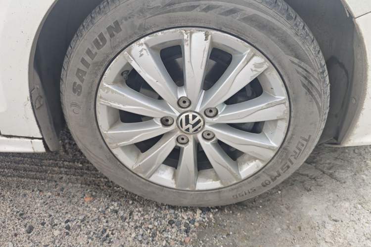 Used Volkswagen Sagitar 2015 1.6L Manual Comfort Model Right Front Wheel Hub