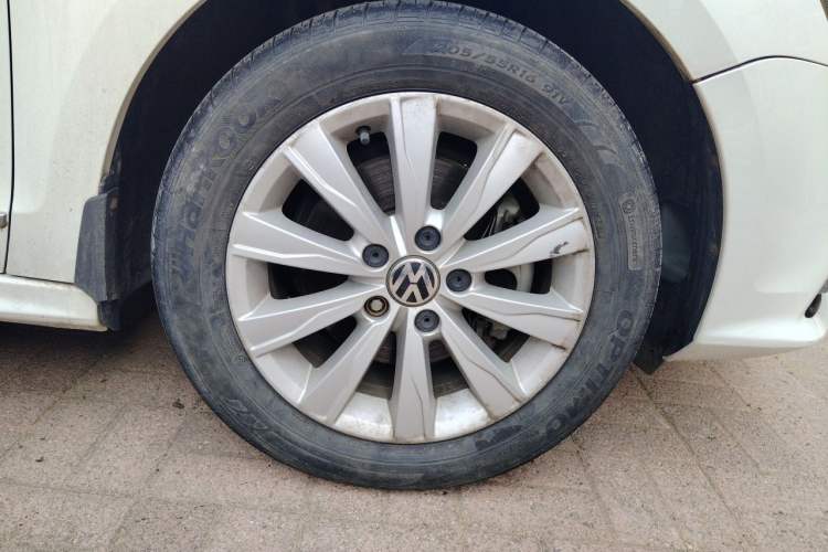 Used Volkswagen Sagitar 2015 230TSI Automatic Comfort Version Right Front Wheel Hub