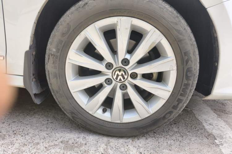Used Volkswagen Sagitar 2015 1.6L Automatic Comfort Model Right Front Wheel Hub