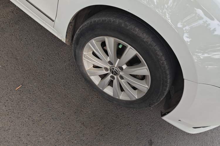 Used Volkswagen Sagitar 2015 230TSI Automatic Comfort Version Right Front Wheel Hub