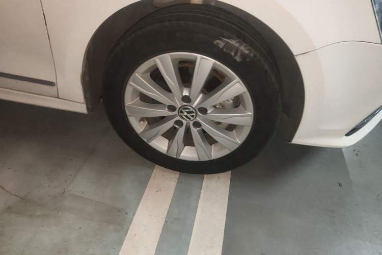 Used Volkswagen Sagitar 2015 230TSI Automatic Comfort Version Right Front Wheel Hub