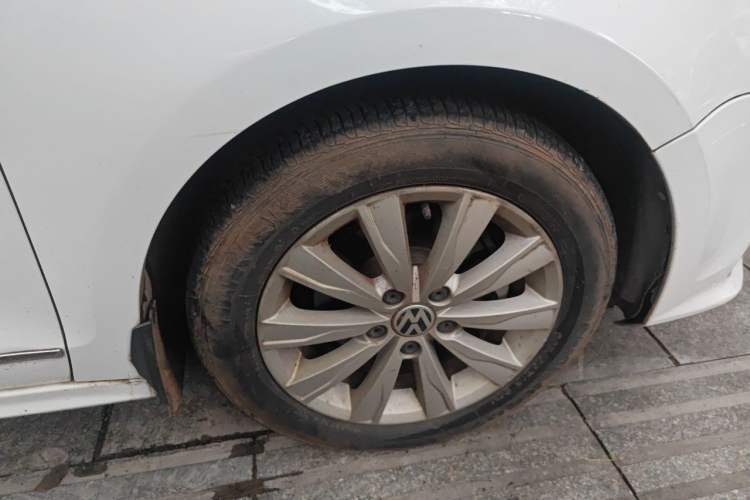 Used Volkswagen Sagitar 2015 1.6L Automatic Comfort Model Right Front Wheel Hub
