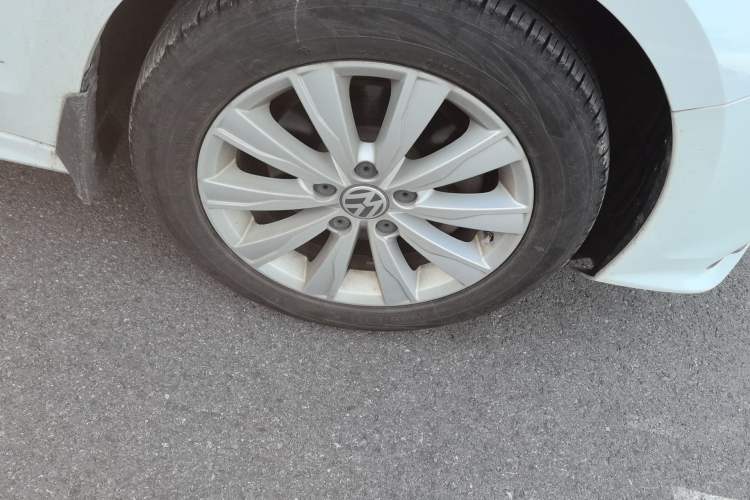 Used Volkswagen Sagitar 2015 230TSI Manual Comfort Version Right Front Wheel Hub