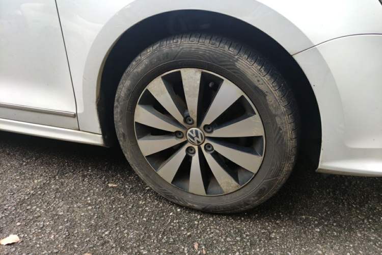 Used Volkswagen Sagitar 2015 230TSI Automatic Luxury Model Right Front Wheel Hub