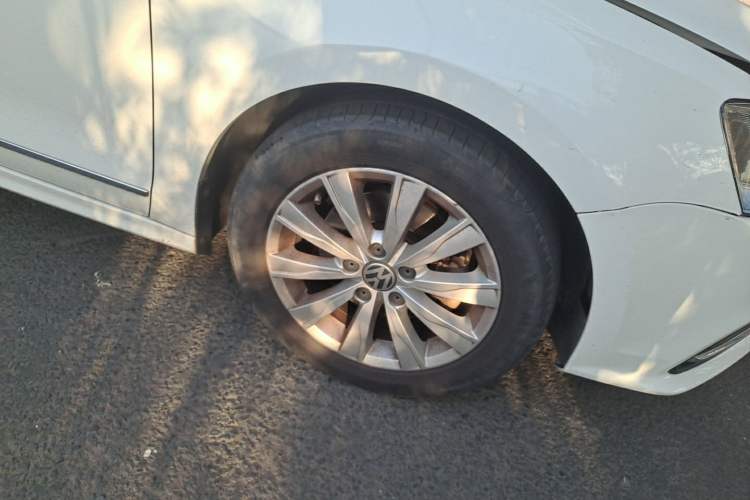 Used Volkswagen Sagitar 2015 230TSI Automatic Comfort Version Right Front Wheel Hub