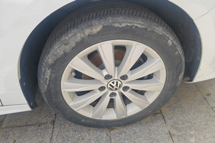 Used Volkswagen Sagitar 2015 1.6L Automatic Comfort Model Right Front Wheel Hub