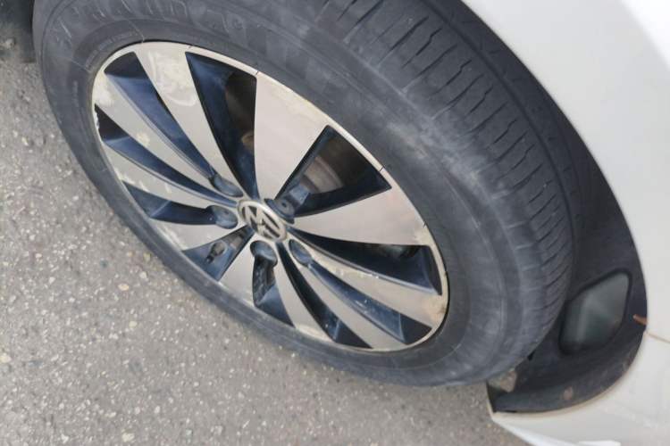 Used Volkswagen Sagitar 2015 230TSI Automatic Luxury Model Right Front Wheel Hub