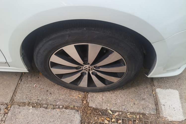 Used Volkswagen Sagitar 2015 230TSI Automatic Luxury Model Right Front Wheel Hub