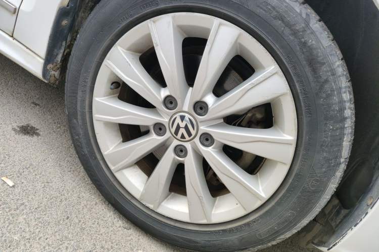 Used Volkswagen Sagitar 2015 230TSI Automatic Comfort Version Right Front Wheel Hub