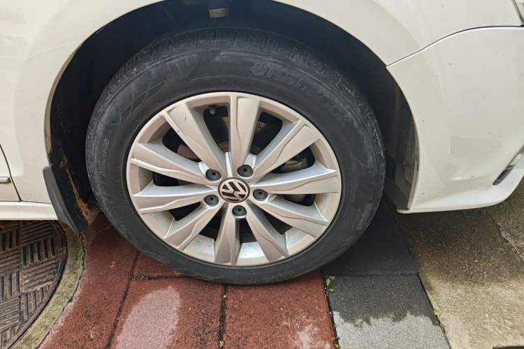 Used Volkswagen Sagitar 2015 1.6L Automatic Comfort Model Right Front Wheel Hub