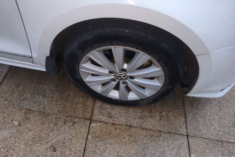 Used Volkswagen Sagitar 2015 230TSI Automatic Comfort Version Right Front Wheel Hub