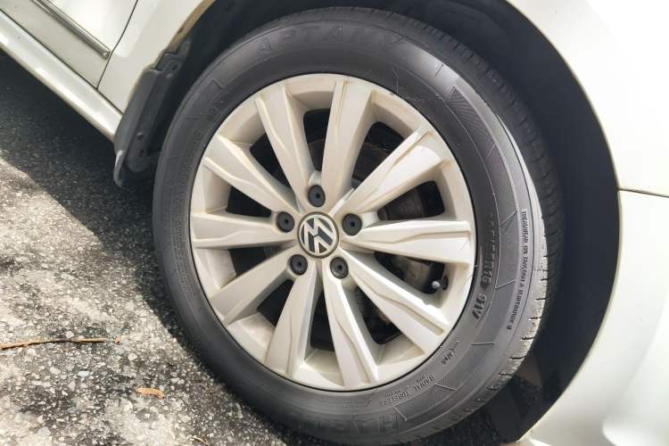 Used Volkswagen Sagitar 2015 1.6L Automatic Comfort Model Right Front Wheel Hub