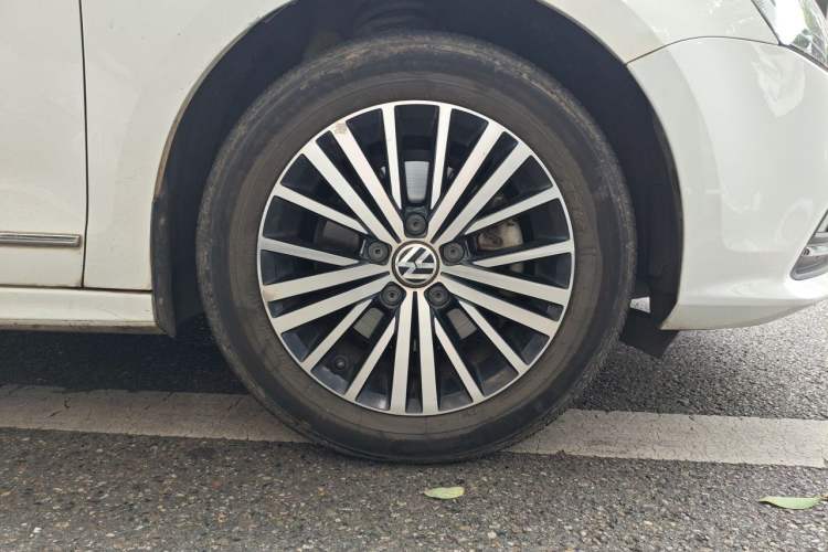 Used Volkswagen Sagitar 2015 230TSI Automatic Luxury Model Right Front Wheel Hub