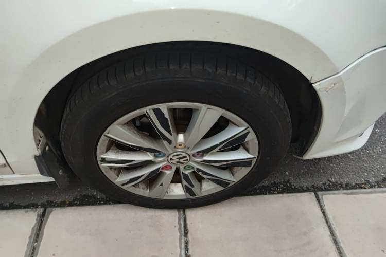 Used Volkswagen Sagitar 2015 1.6L Automatic Comfort Model Right Front Wheel Hub