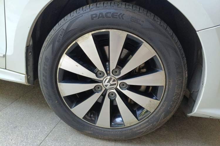 Used Volkswagen Sagitar 2015 230TSI Automatic Luxury Model Right Front Wheel Hub