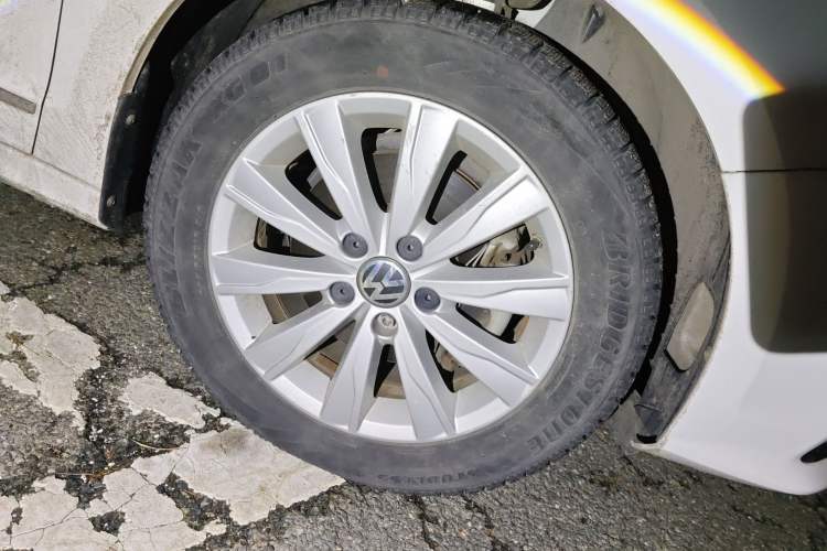 Used Volkswagen Sagitar 2015 230TSI Automatic Comfort Version Right Front Wheel Hub