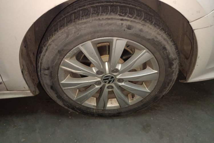 Used Volkswagen Sagitar 2015 1.6L Automatic Comfort Model Right Front Wheel Hub