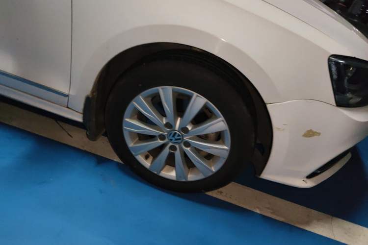 Used Volkswagen Sagitar 2015 230TSI Automatic Comfort Version Right Front Wheel Hub