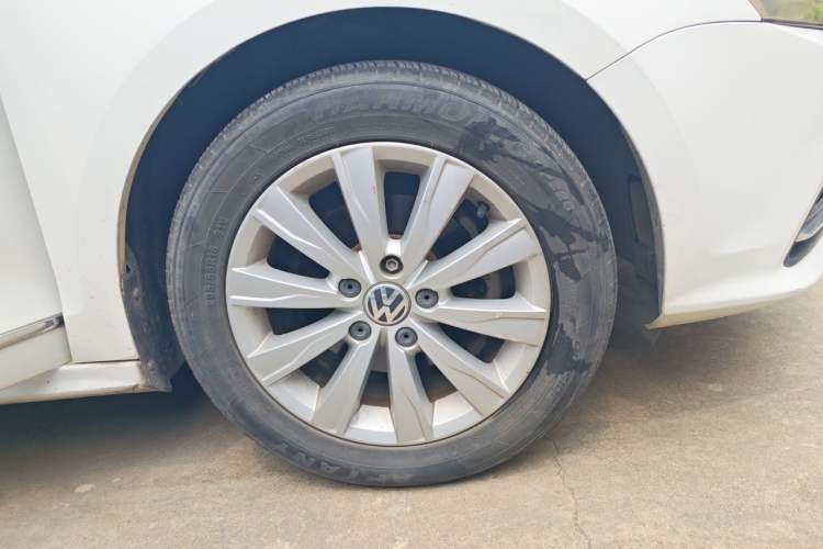 Used Volkswagen Sagitar 2015 1.6L Automatic Comfort Model Right Front Wheel Hub