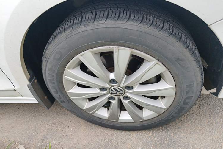 Used Volkswagen Sagitar 2015 230TSI Automatic Comfort Version Right Front Wheel Hub