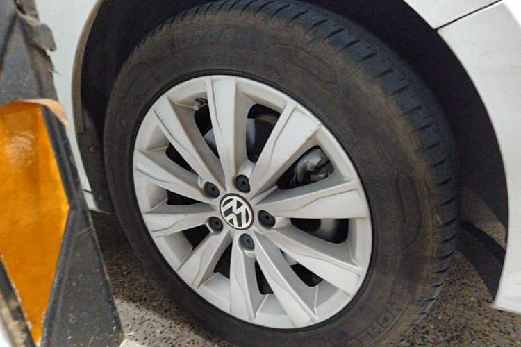 Used Volkswagen Sagitar 2015 230TSI Automatic Comfort Version Right Front Wheel Hub