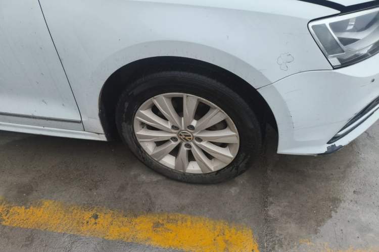 Used Volkswagen Sagitar 2015 230TSI Automatic Comfort Version Right Front Wheel Hub