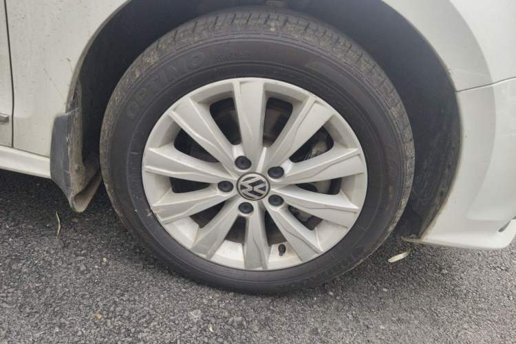 Used Volkswagen Sagitar 2015 230TSI Manual Comfort Version Right Front Wheel Hub