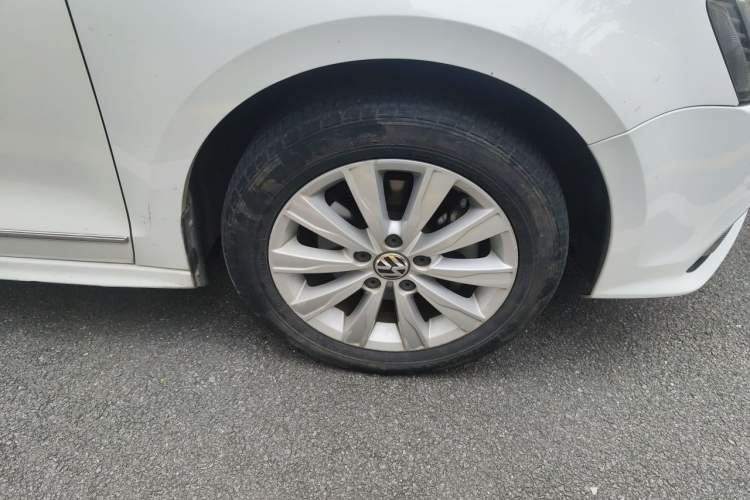 Used Volkswagen Sagitar 2015 230TSI Automatic Comfort Version Right Front Wheel Hub
