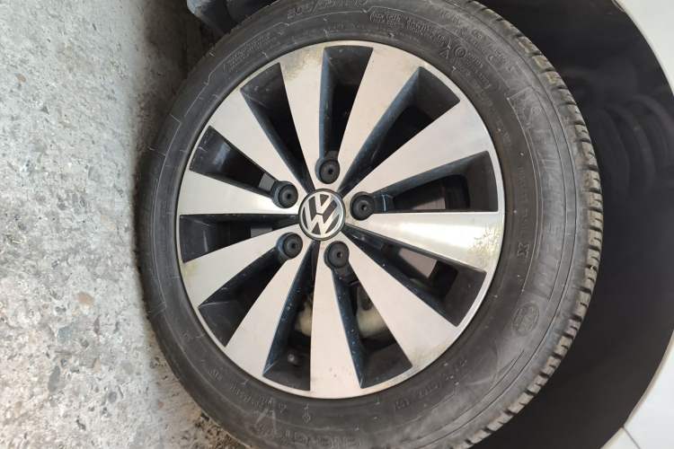 Used Volkswagen Sagitar 2015 230TSI Automatic Comfort Version Right Front Wheel Hub