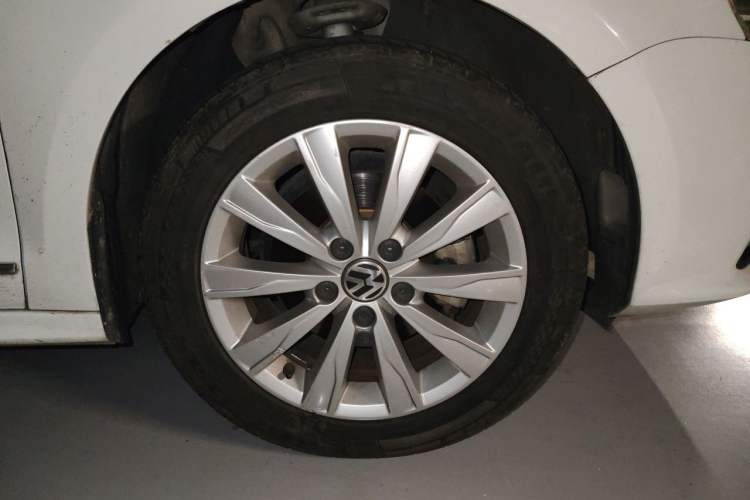 Used Volkswagen Sagitar 2015 1.6L Manual Comfort Model Right Front Wheel Hub