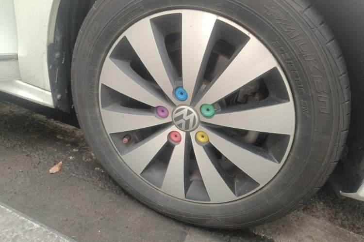 Used Volkswagen Sagitar 2015 230TSI Manual Luxury Edition Right Front Wheel Hub