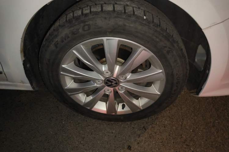 Used Volkswagen Sagitar 2015 1.6L Automatic Comfort Model Right Front Wheel Hub