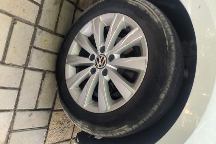 Used Volkswagen Sagitar 2015 1.6L Manual Comfort Model Right Front Wheel Hub