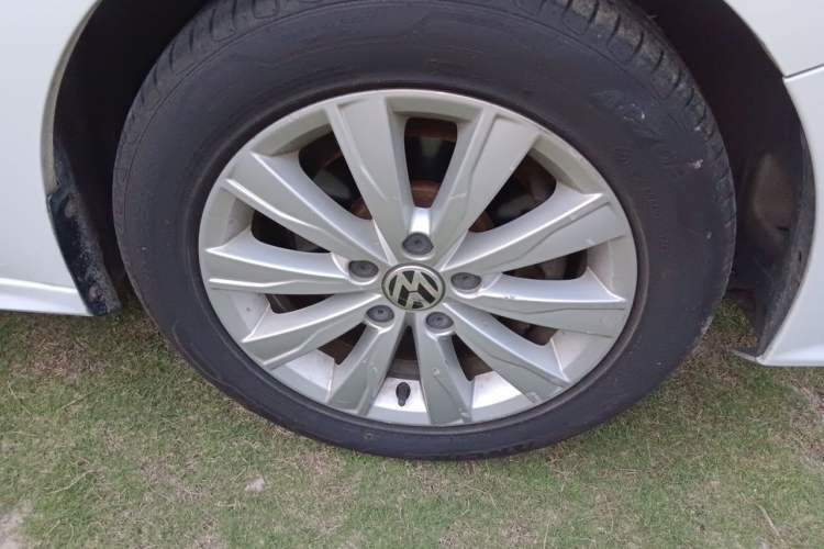 Used Volkswagen Sagitar 2015 1.6L Manual Comfort Model Right Front Wheel Hub