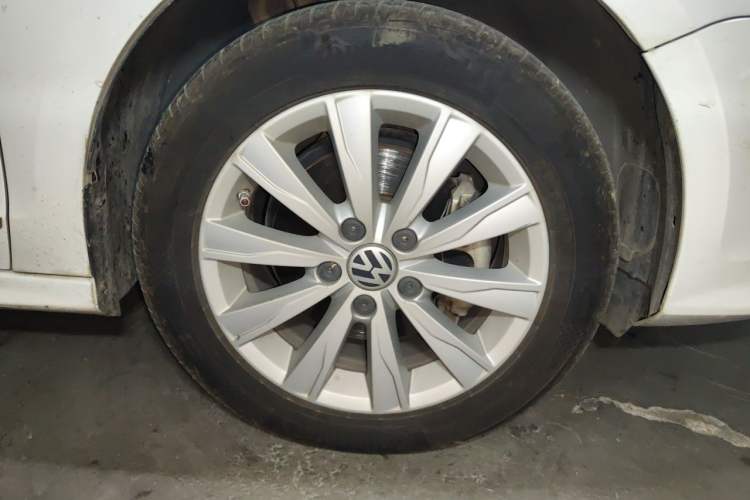 Used Volkswagen Sagitar 2015 230TSI Manual Comfort Version Right Front Wheel Hub
