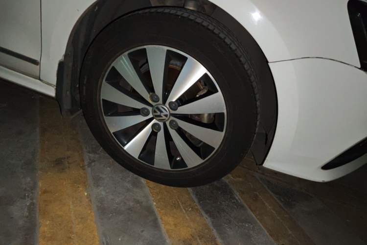 Used Volkswagen Sagitar 2015 230TSI Automatic Luxury Model Right Front Wheel Hub