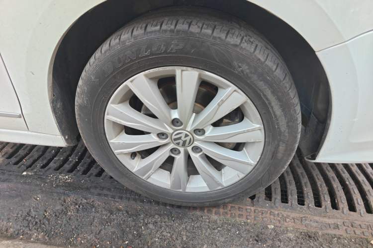 Used Volkswagen Sagitar 2015 1.6L Automatic Comfort Model Right Front Wheel Hub