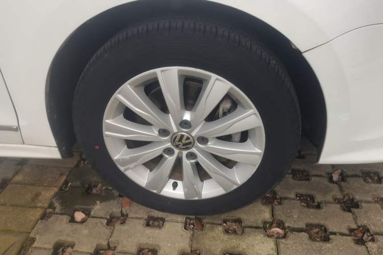 Used Volkswagen Sagitar 2015 230TSI Automatic Luxury Model Right Front Wheel Hub