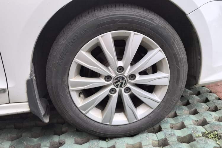 Used Volkswagen Sagitar 2015 1.6L Automatic Comfort Model Right Front Wheel Hub