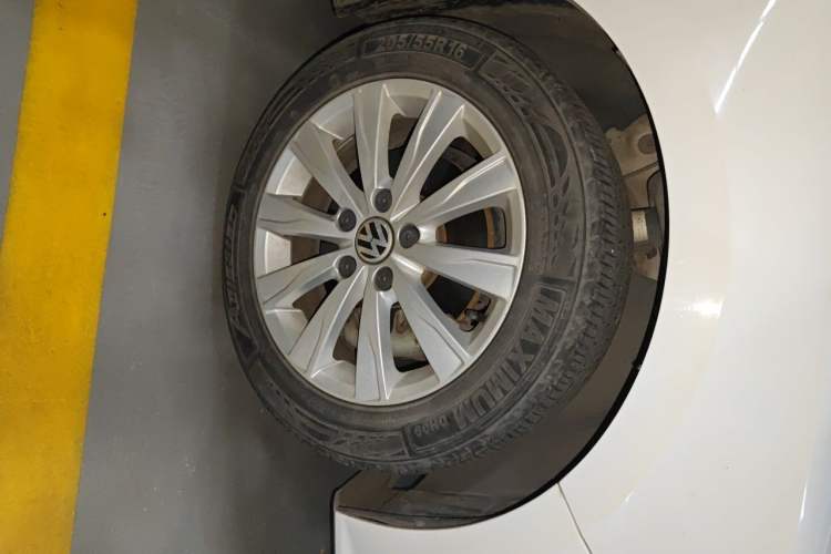 Used Volkswagen Sagitar 2015 230TSI Automatic Comfort Version Right Front Wheel Hub
