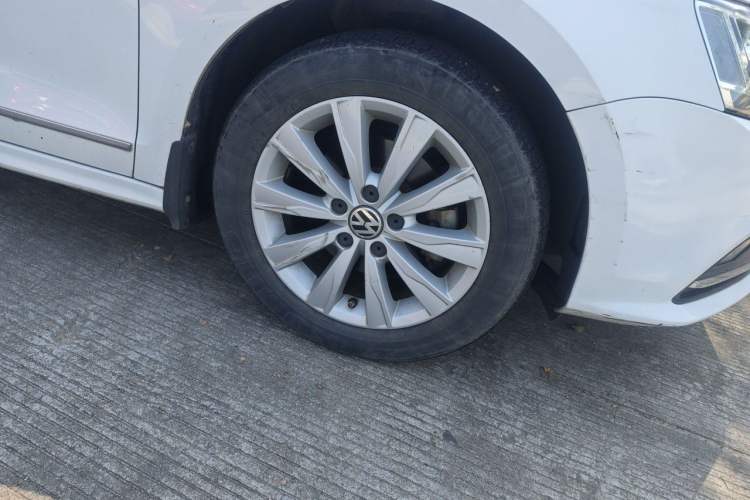 Used Volkswagen Sagitar 2015 1.6L Automatic Comfort Model Right Front Wheel Hub
