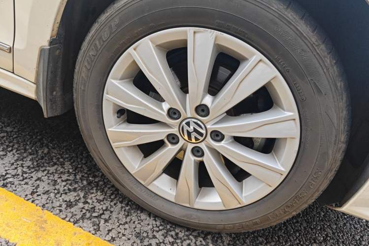 Used Volkswagen Sagitar 2015 1.6L Automatic Comfort Model Right Front Wheel Hub