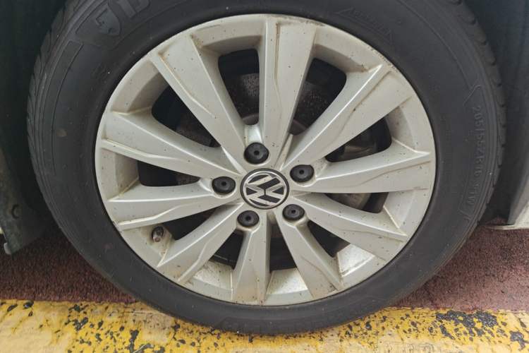 Used Volkswagen Sagitar 2015 1.6L Automatic Comfort Model Right Front Wheel Hub