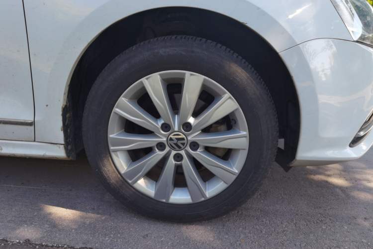 Used Volkswagen Sagitar 2015 1.6L Automatic Comfort Model Right Front Wheel Hub
