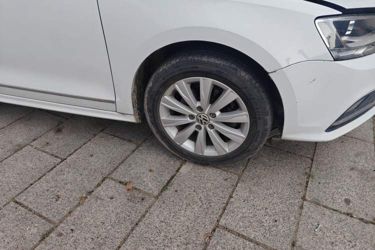 Used Volkswagen Sagitar 2015 1.6L Manual Comfort Model Right Front Wheel Hub
