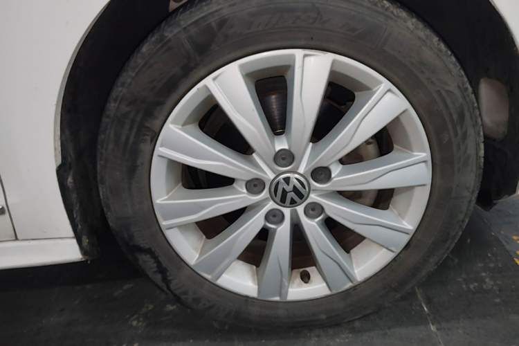 Used Volkswagen Sagitar 2015 230TSI Automatic Comfort Version Right Front Wheel Hub