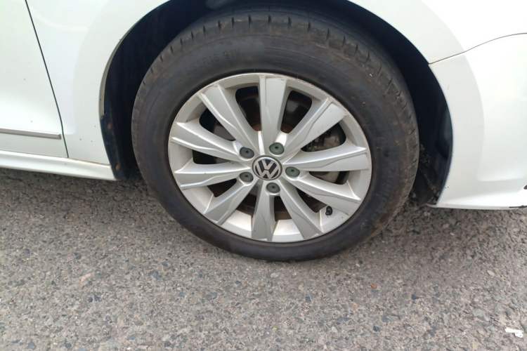 Used Volkswagen Sagitar 2015 230TSI Automatic Comfort Version Right Front Wheel Hub