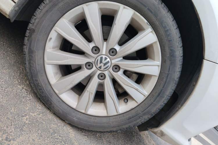 Used Volkswagen Sagitar 2015 1.6L Automatic Comfort Model Right Front Wheel Hub
