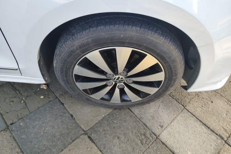 Used Volkswagen Sagitar 2015 230TSI Automatic Luxury Model Right Front Wheel Hub